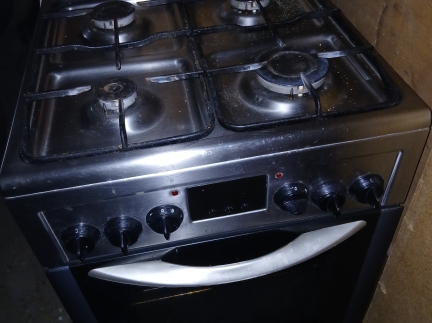 Плита газова з електричною духовкою.