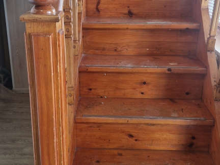 Сходи дерв'яні, б/в, стан добрий.