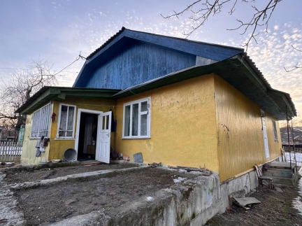 Жилий будинок, Біля річки