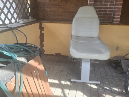 Кушетка біла, шкірна для салонв