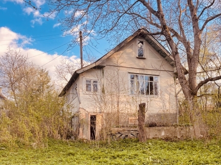 Дачна ділянка з будинком