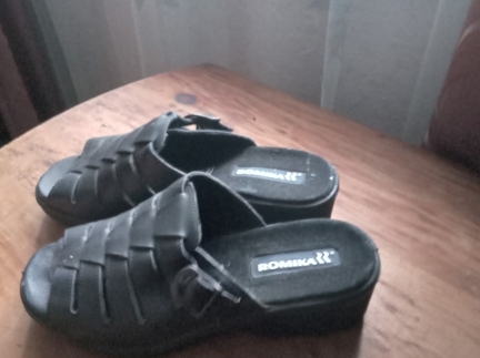 Жіночі босоніжки шкряні