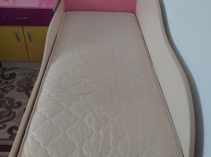 Дитяче ліжко з тумбочою