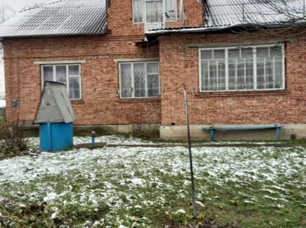 Жилий будинок, На початку села