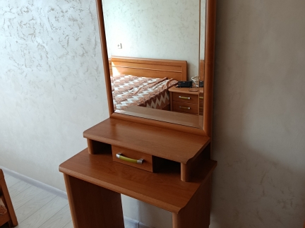 Тумбочка та дзеркало для спальні