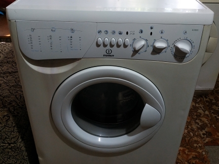 Пральна машинка Indesit.