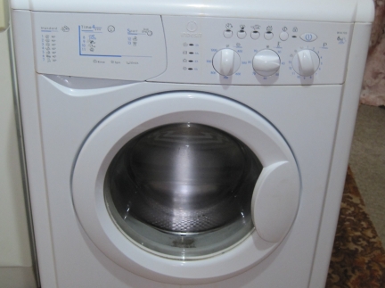 Пральна машинка Indesit.