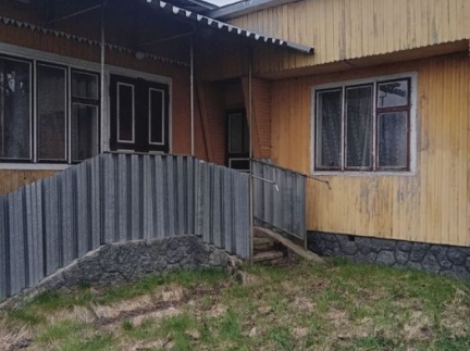 Будинок, земельна ділянка