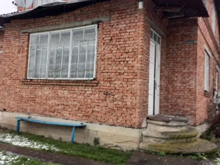 Будинок, цегляний та стара дерев'яна хата
